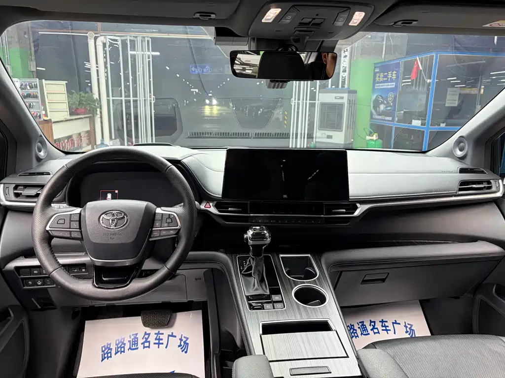 Toyota Granvia — фото 7