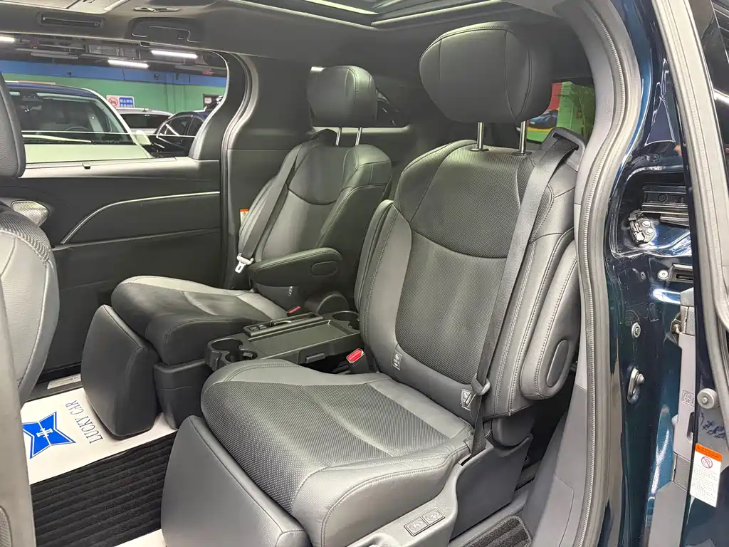 Toyota Granvia — фото 10