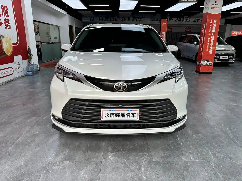 Toyota Sienna — фото 2