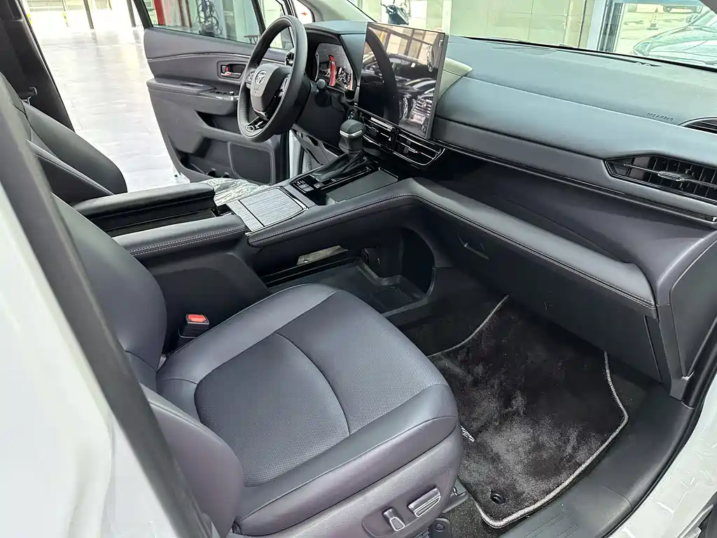Toyota Sienna — фото 11