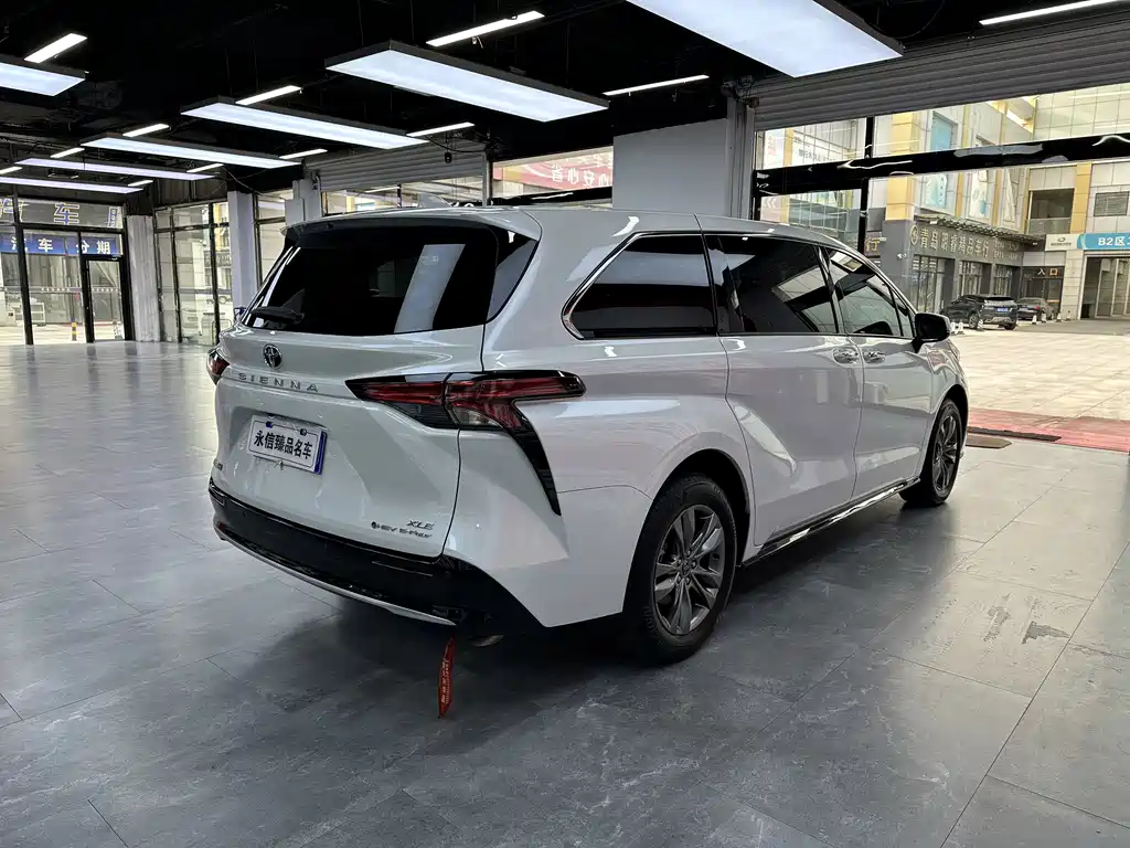 Toyota Sienna — фото 4