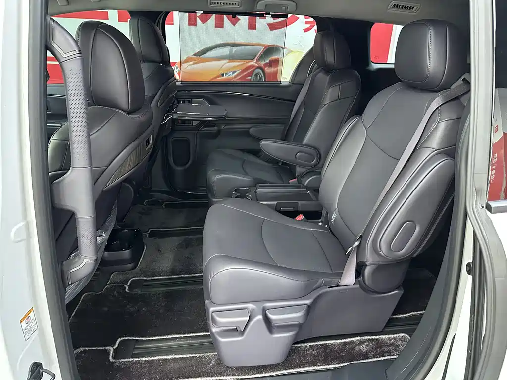 Toyota Sienna — фото 8