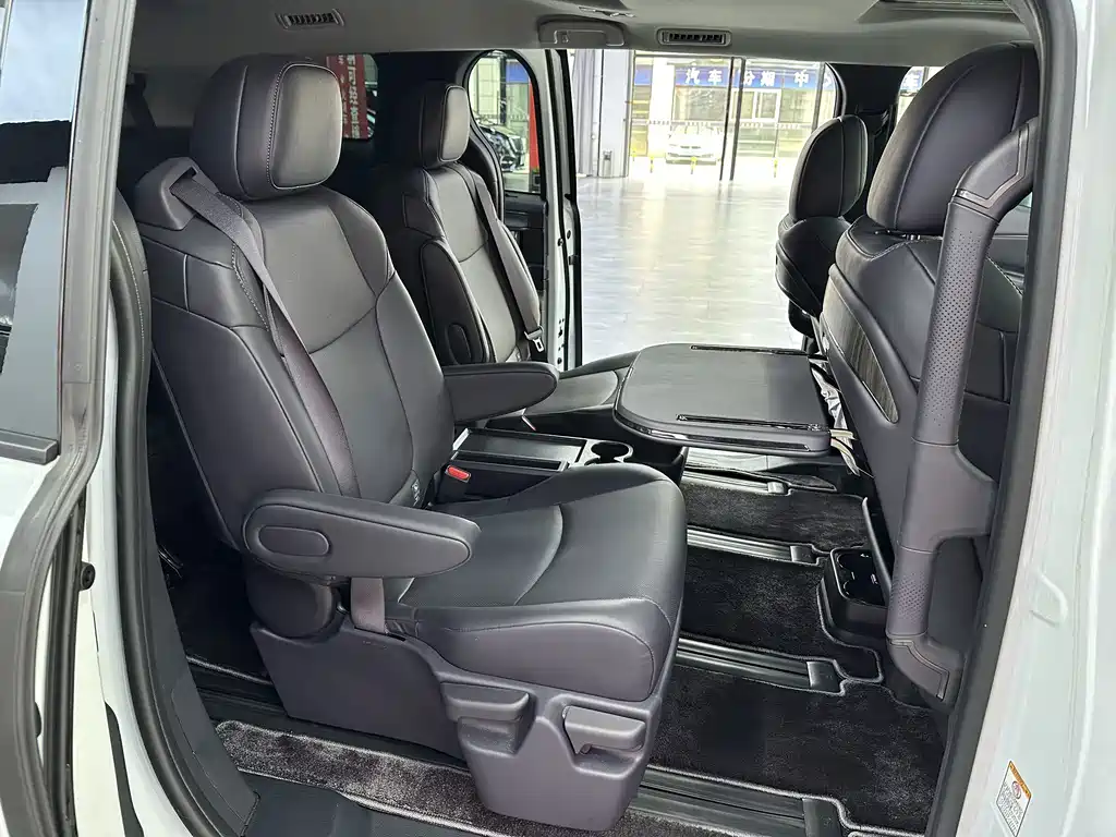 Toyota Sienna — фото 10