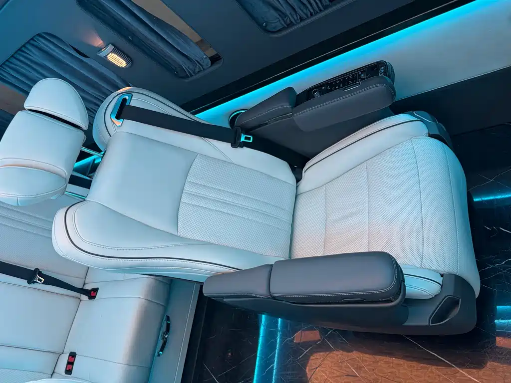 Toyota Hiace — фото 13