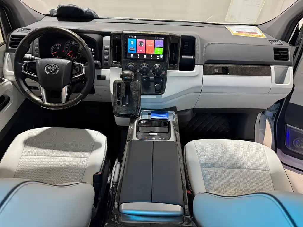 Toyota Hiace — фото 15