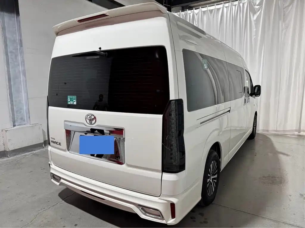 Toyota Hiace — фото 4