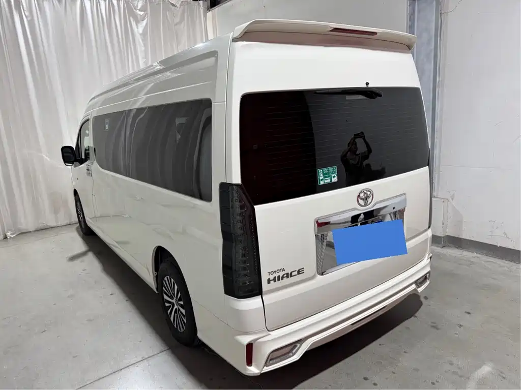Toyota Hiace — фото 5