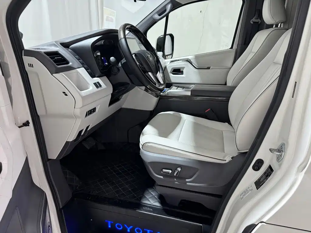 Toyota Hiace — фото 6