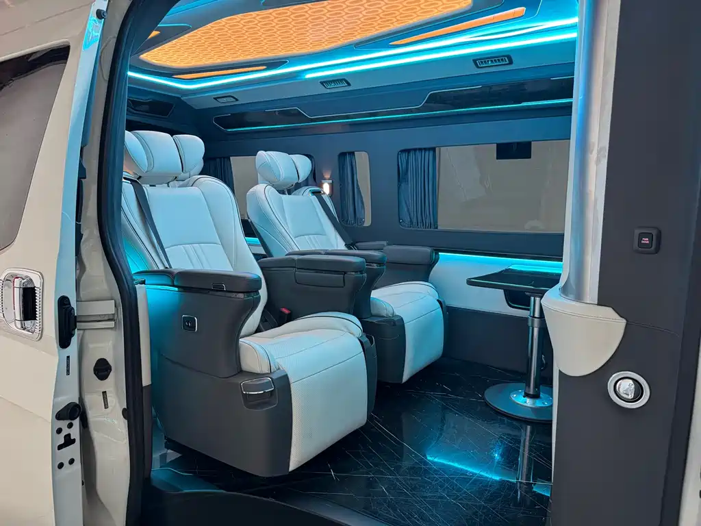 Toyota Hiace — фото 9