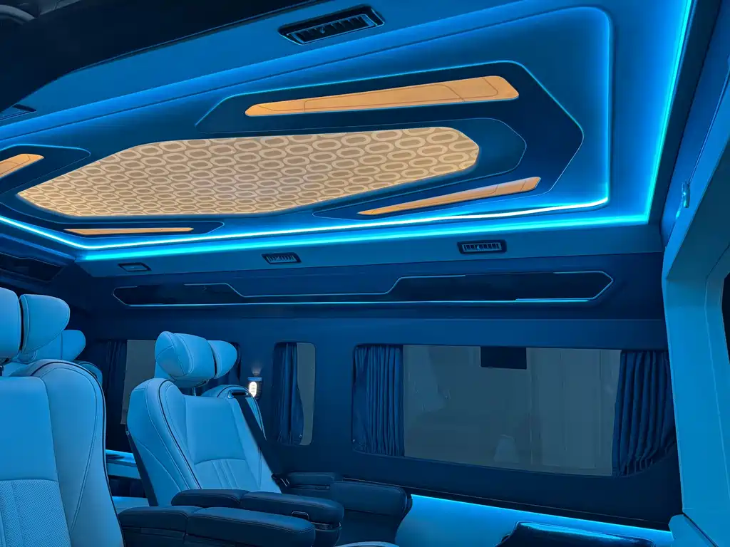 Toyota Hiace — фото 10