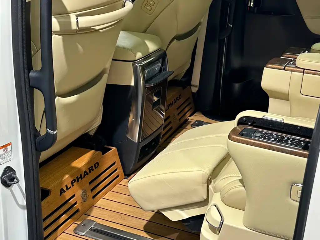 Toyota Alphard — фото 23