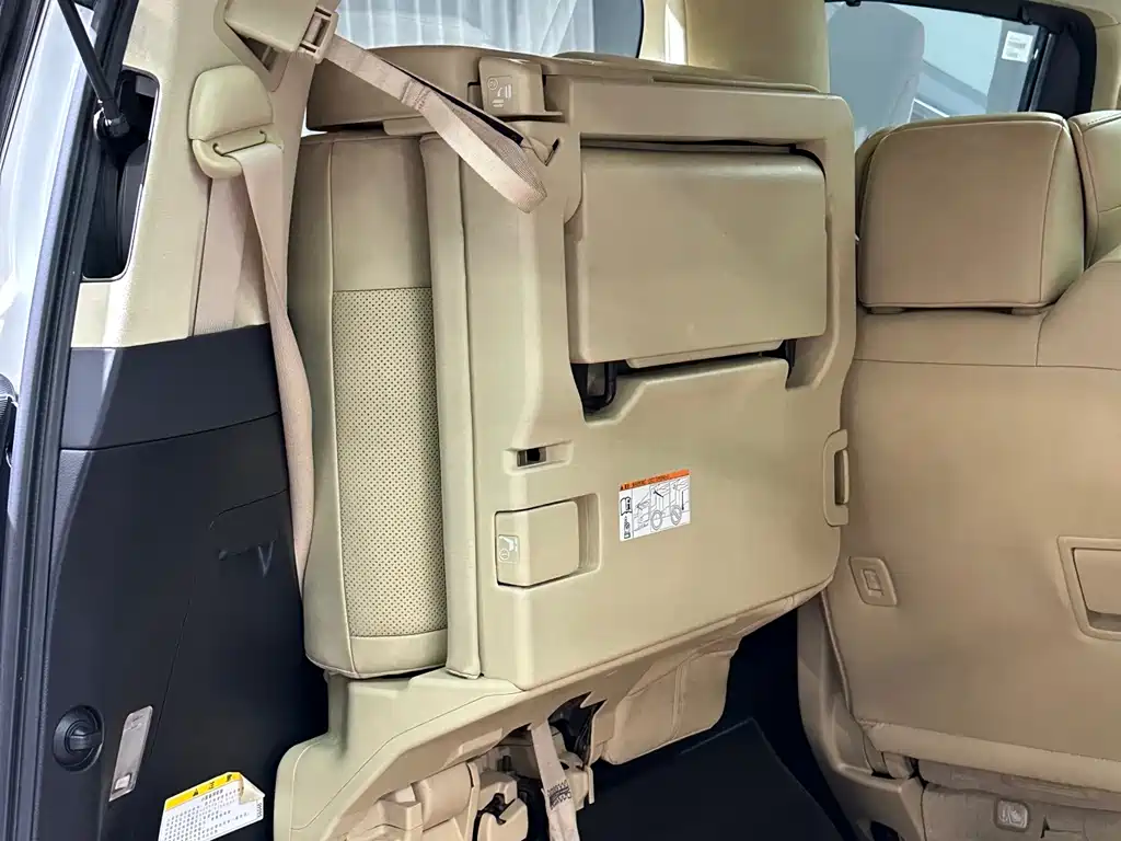 Toyota Alphard — фото 30