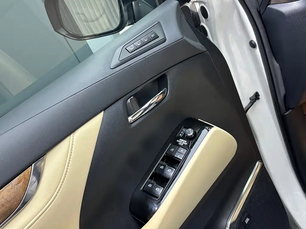 Toyota Alphard — фото 8