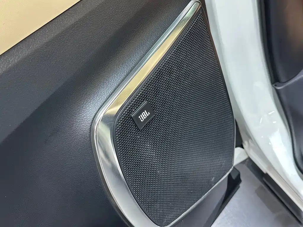 Toyota Alphard — фото 9