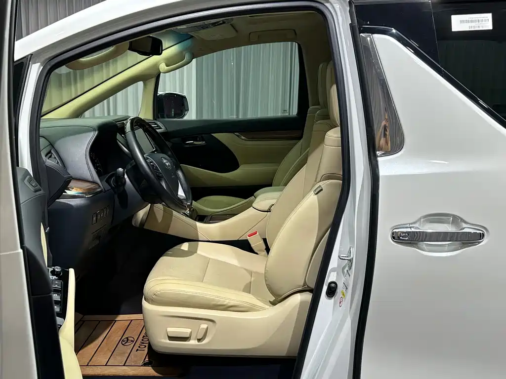 Toyota Alphard — фото 10