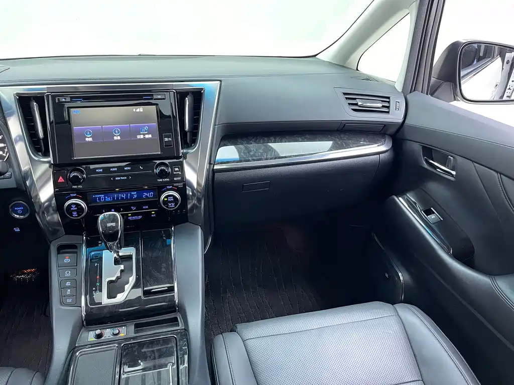 Toyota Vellfire — фото 4