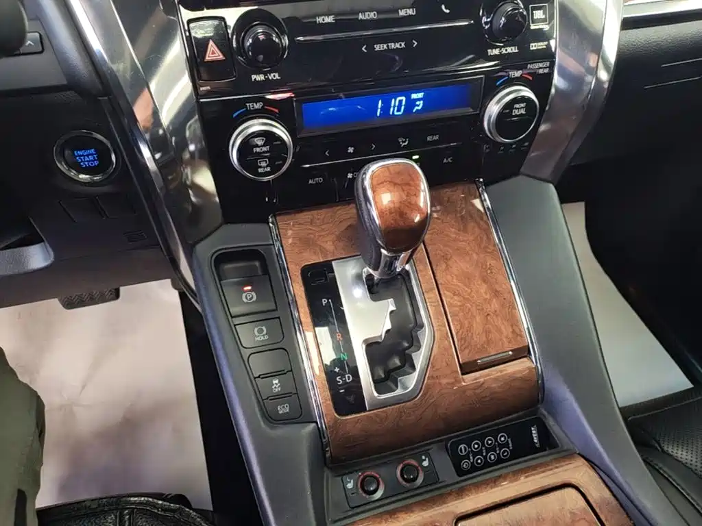 Toyota Alphard — фото 11