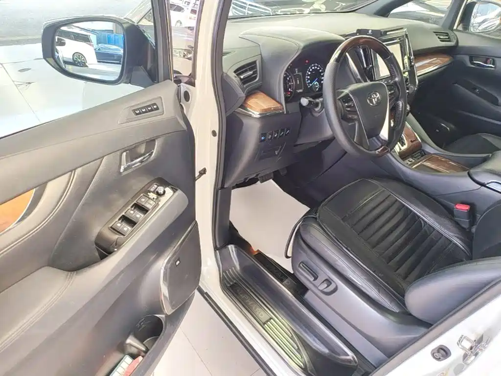 Toyota Alphard — фото 13