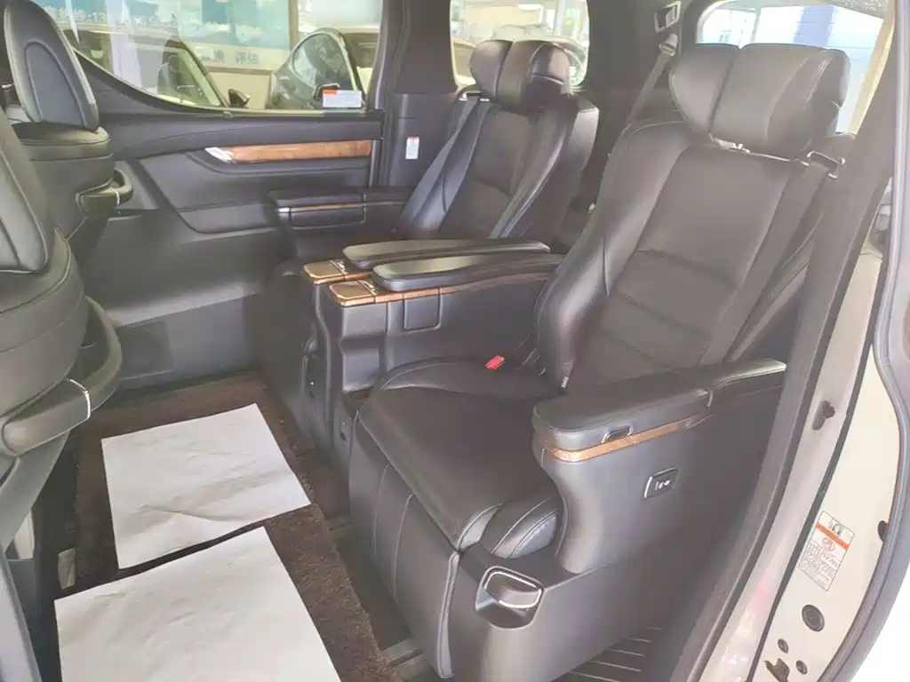 Toyota Alphard — фото 14