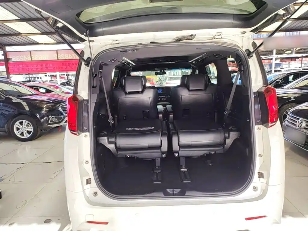 Toyota Alphard — фото 16