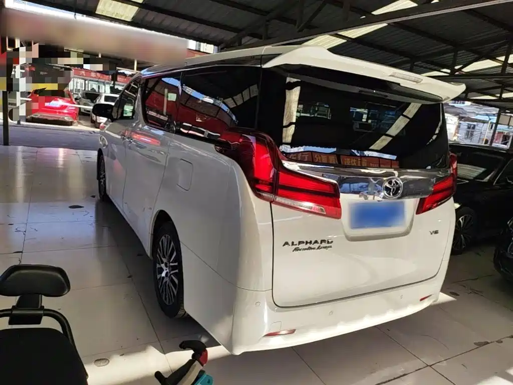 Toyota Alphard — фото 24