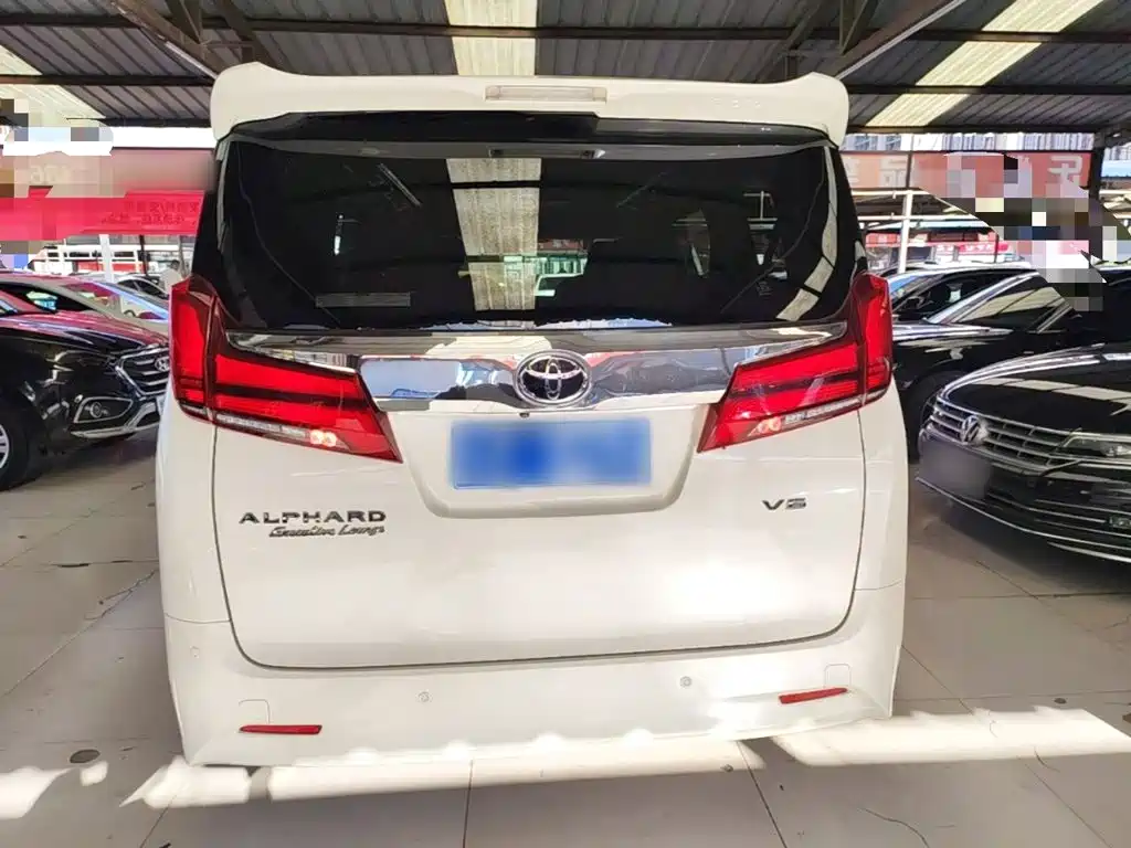 Toyota Alphard — фото 4