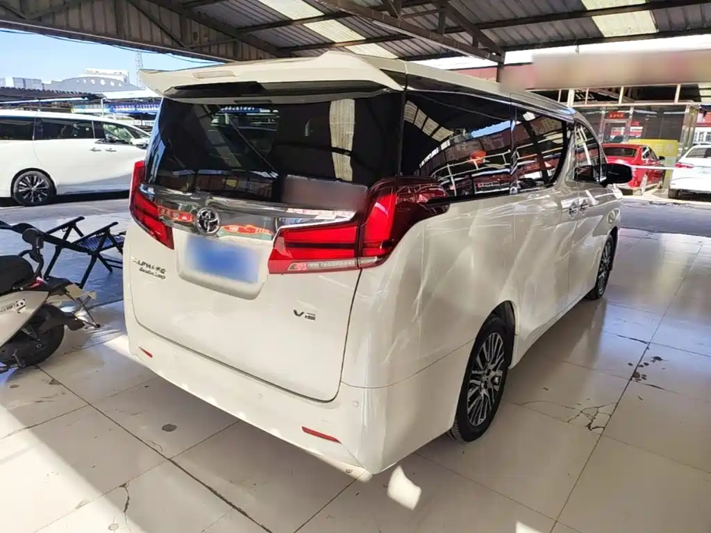 Toyota Alphard — фото 5