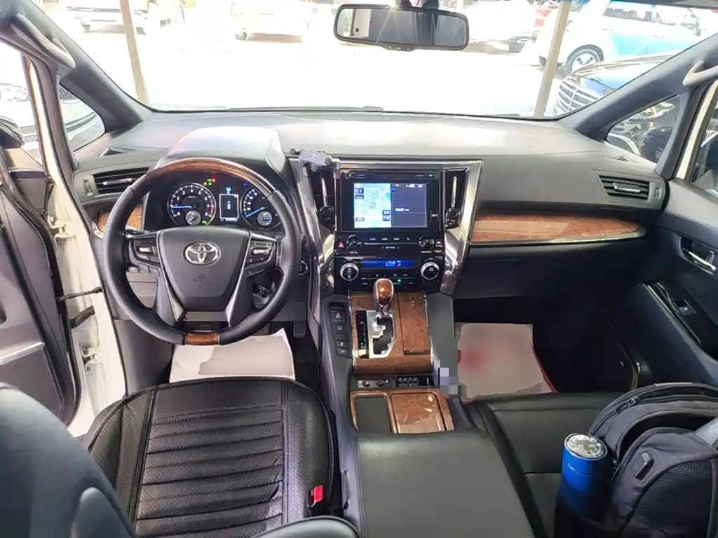 Toyota Alphard — фото 6