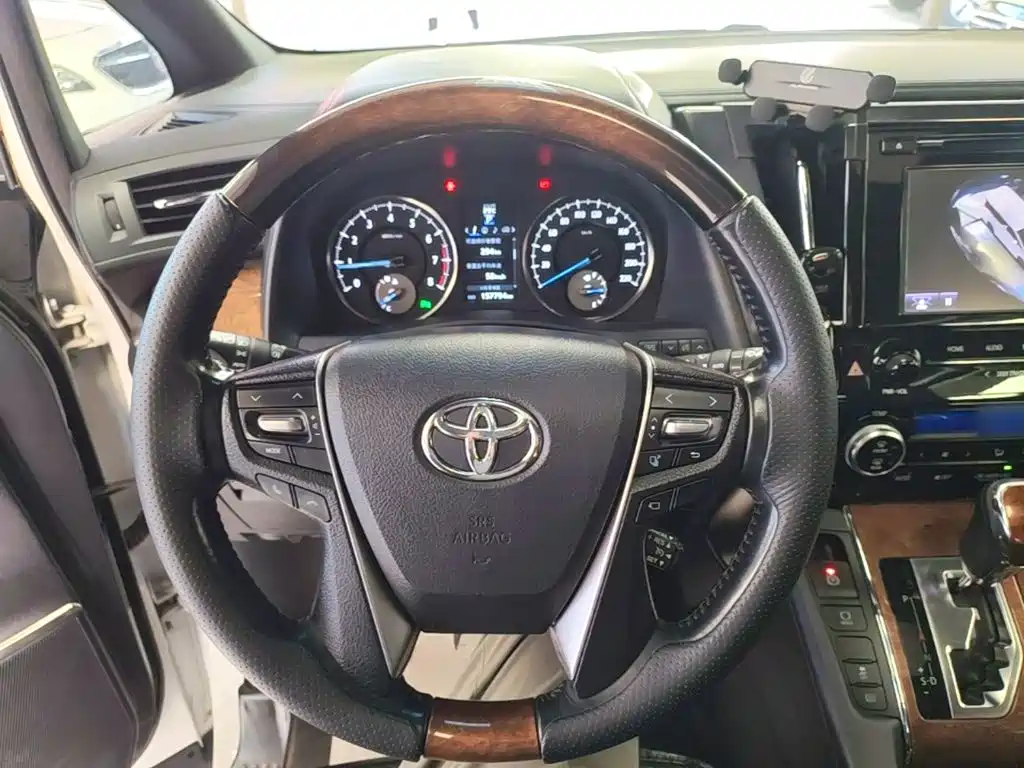 Toyota Alphard — фото 7