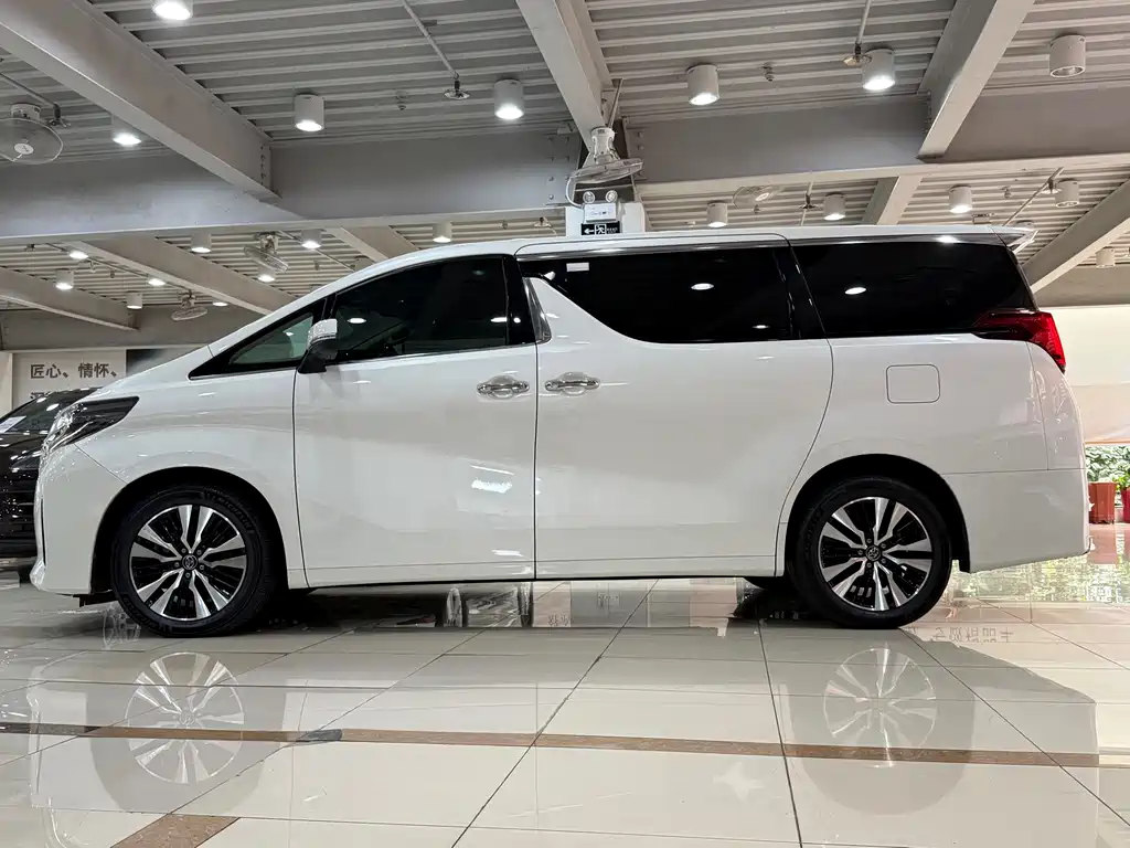 Toyota Alphard — фото 4