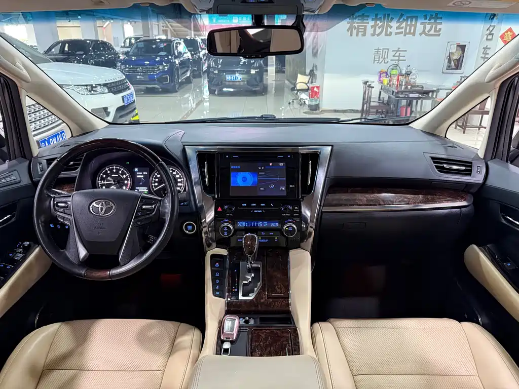 Toyota Alphard — фото 5