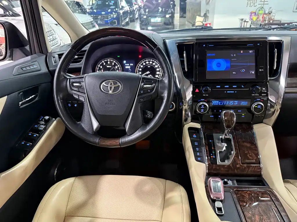 Toyota Alphard — фото 6