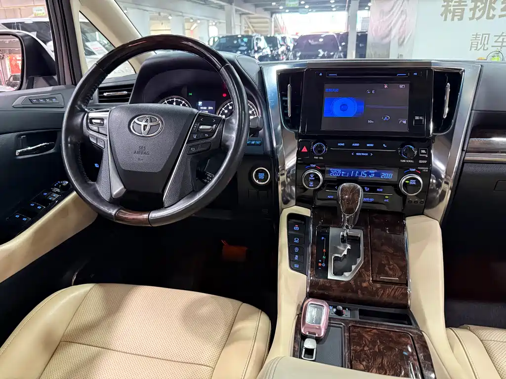 Toyota Alphard — фото 7