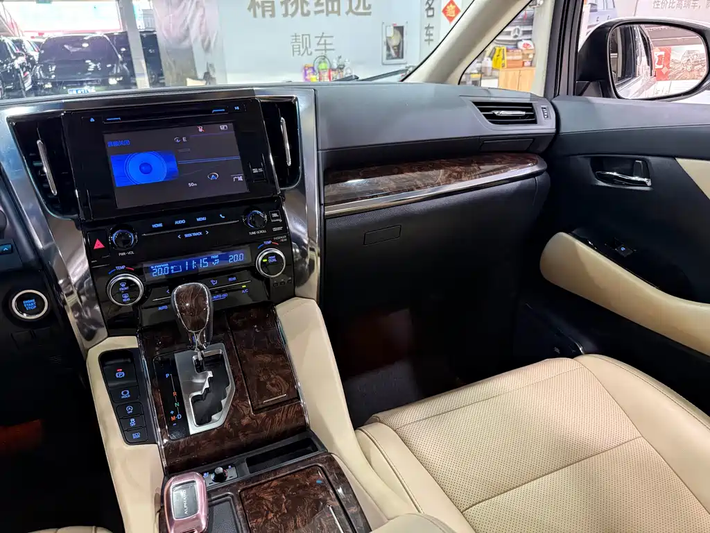 Toyota Alphard — фото 8