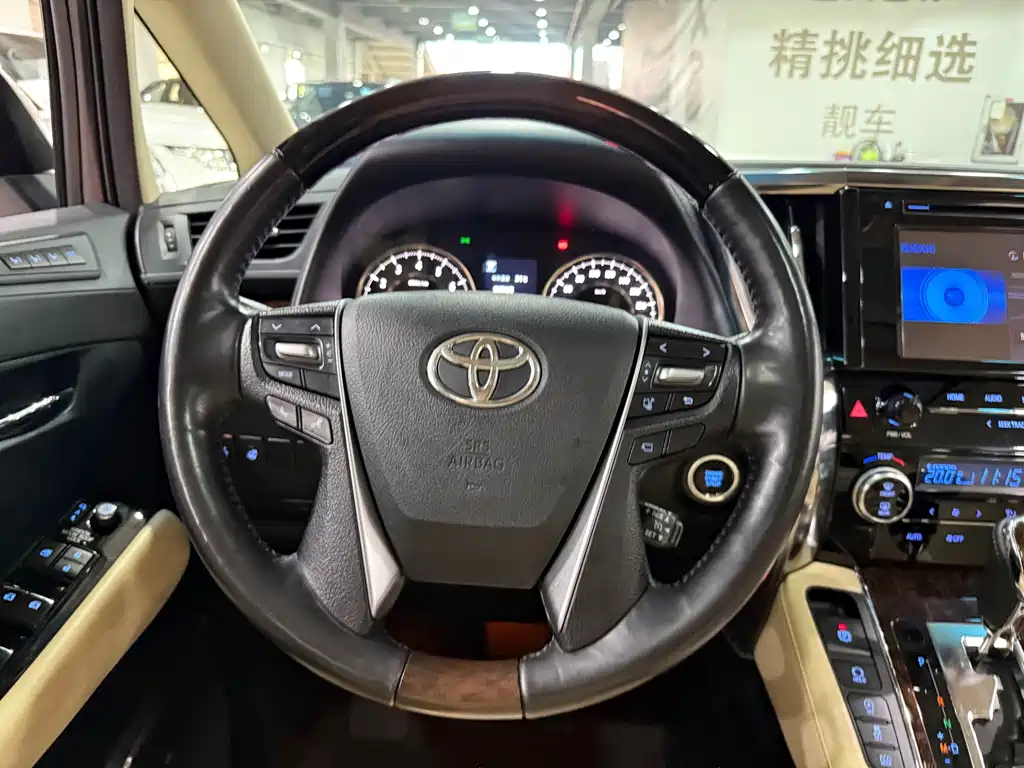 Toyota Alphard — фото 9
