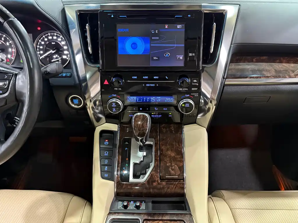 Toyota Alphard — фото 10