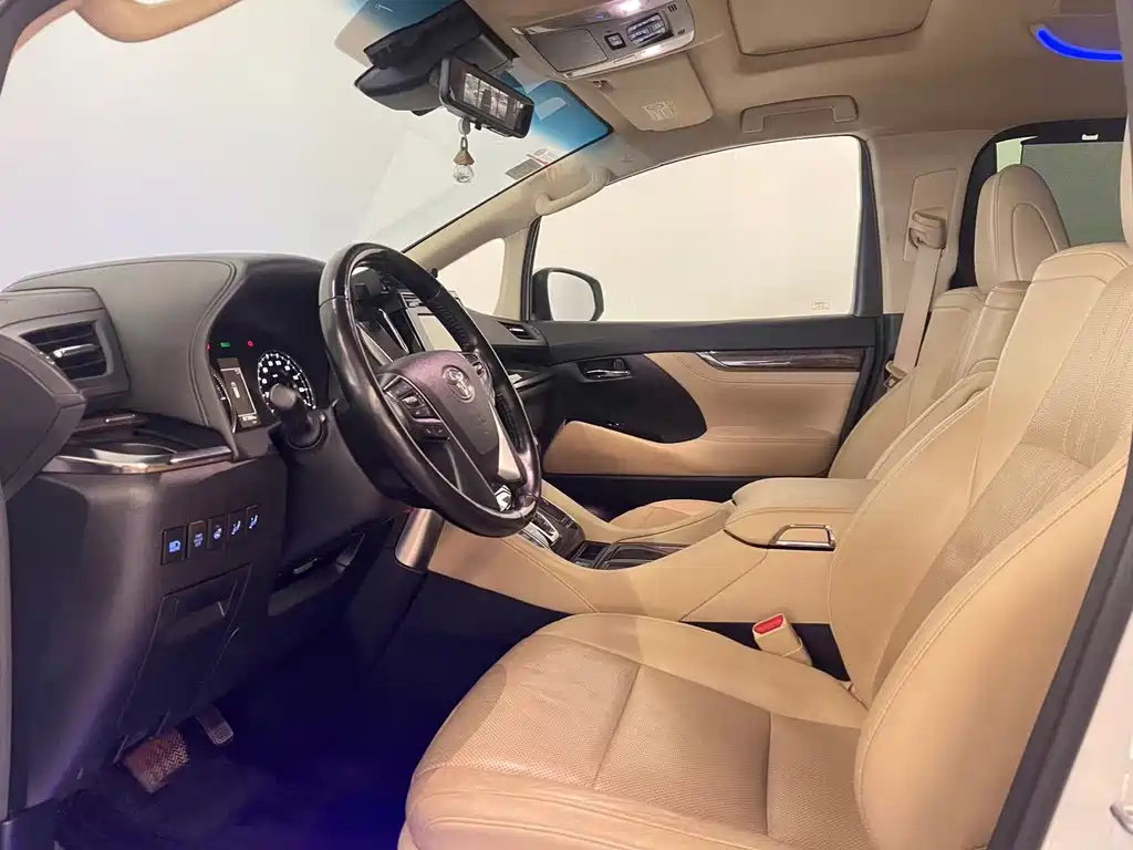 Toyota Vellfire — фото 9