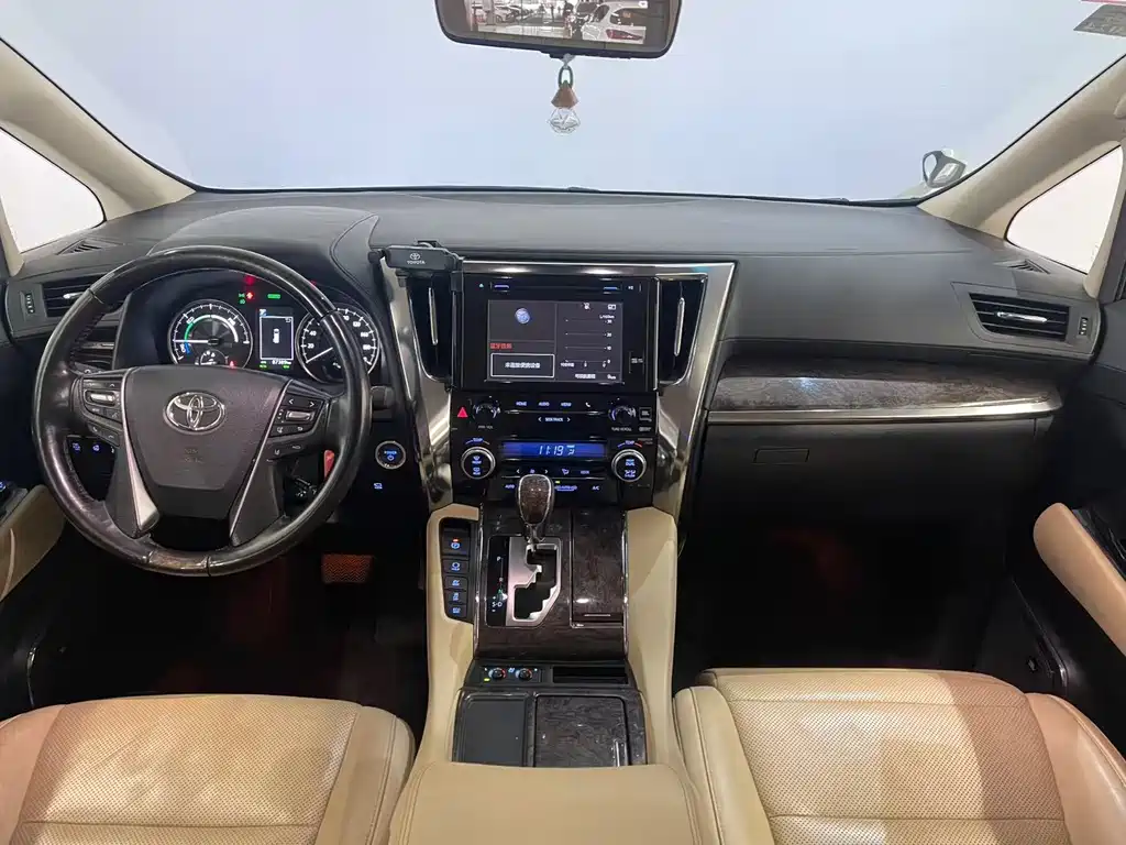 Toyota Vellfire — фото 10