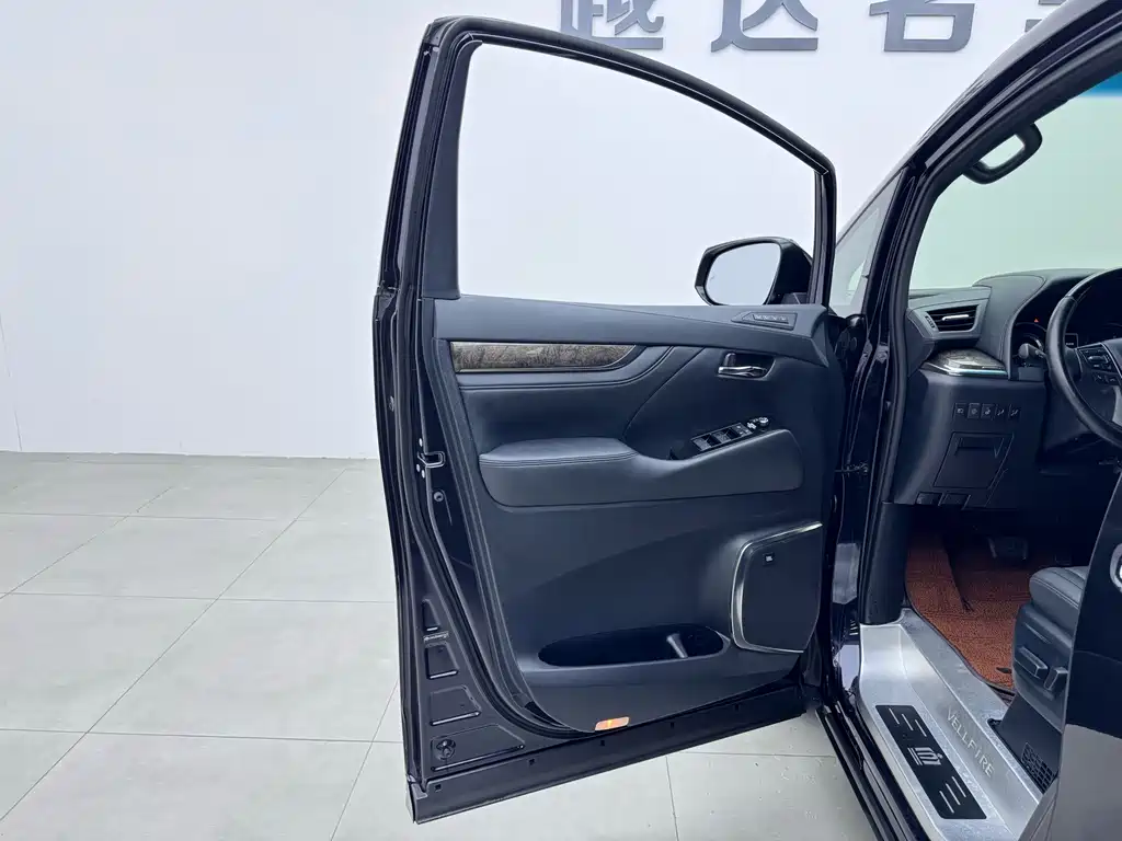 Toyota Vellfire — фото 6