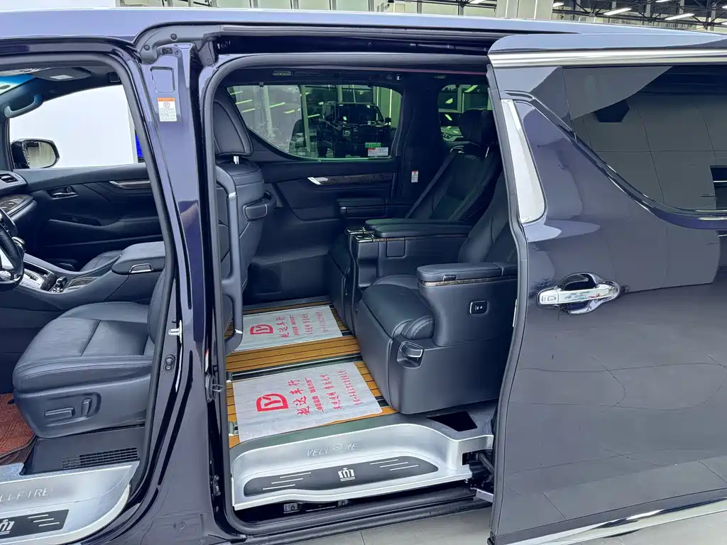 Toyota Vellfire — фото 8