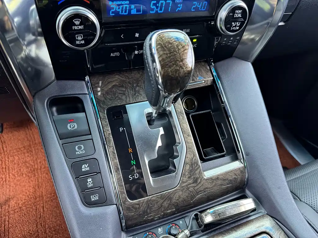 Toyota Vellfire — фото 9