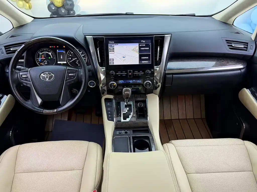 Toyota Alphard — фото 4