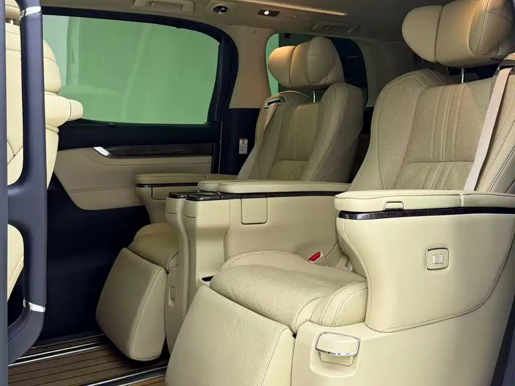 Toyota Alphard — фото 6