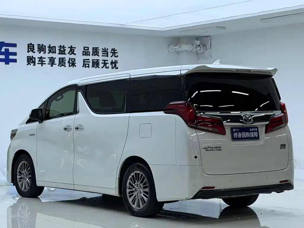 Toyota Alphard — фото 9