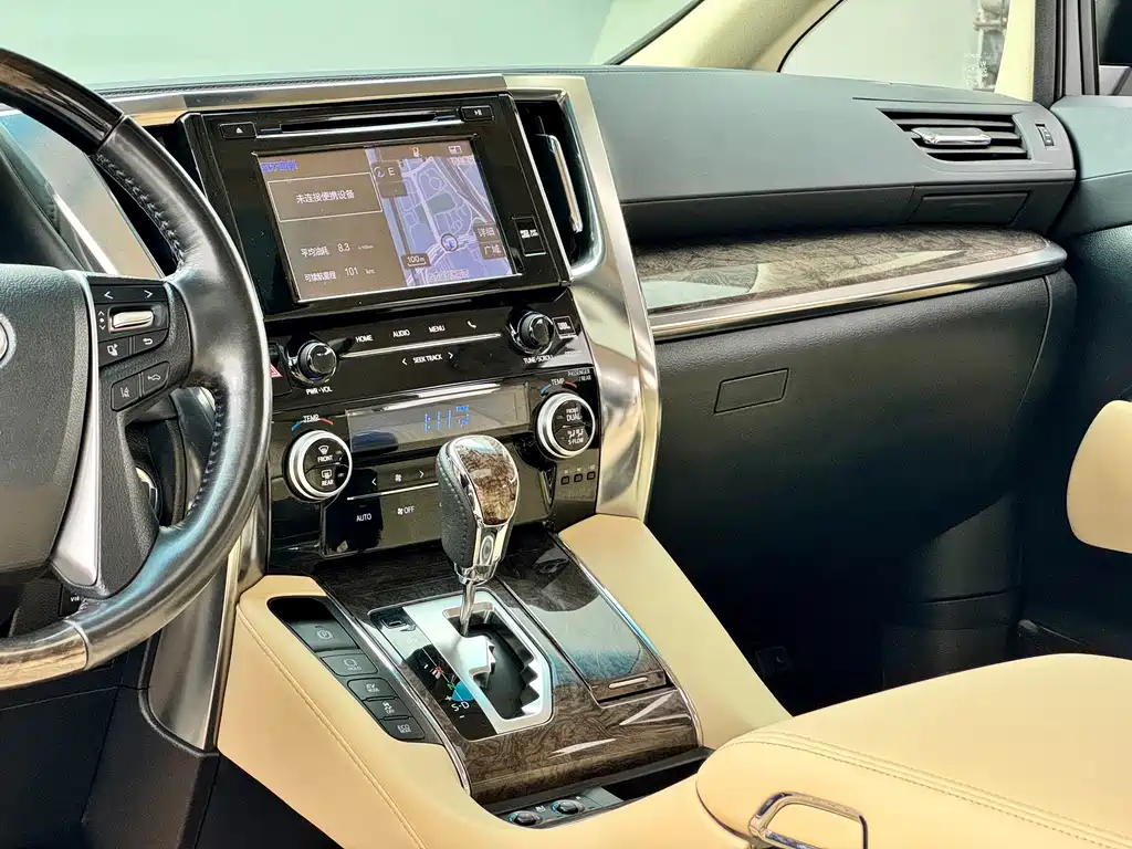 Toyota Alphard — фото 11