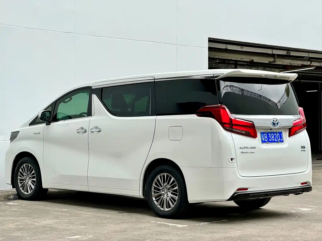 Toyota Alphard — фото 17