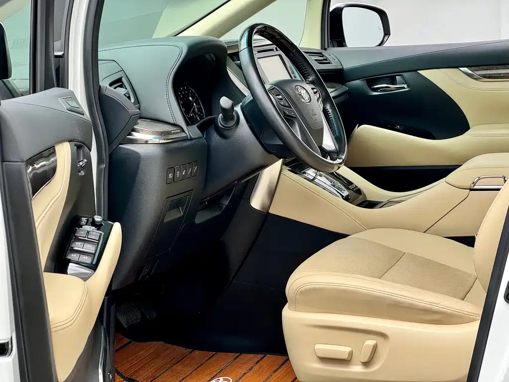 Toyota Alphard — фото 4