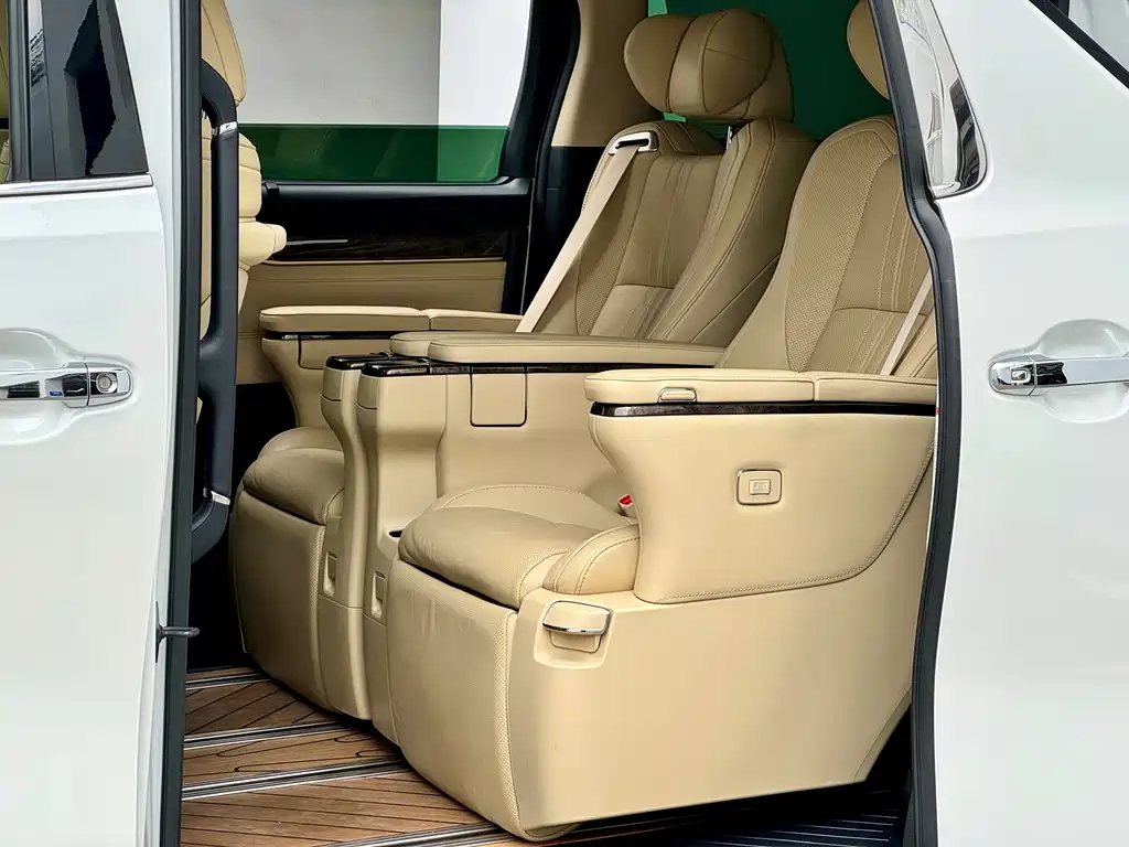 Toyota Alphard — фото 5