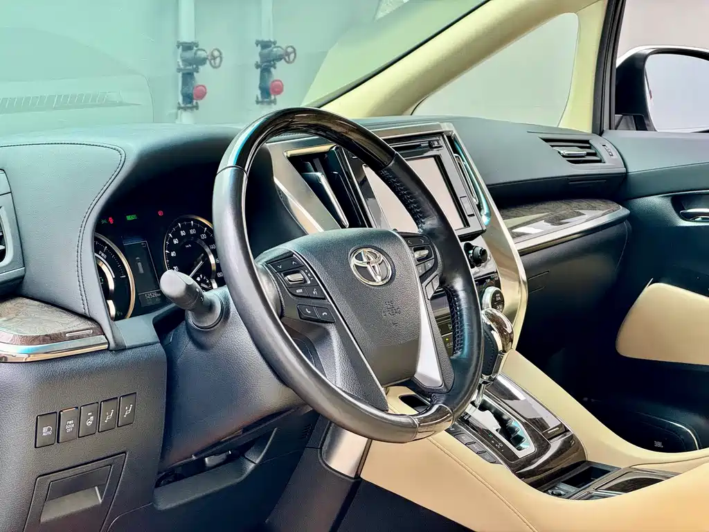 Toyota Alphard — фото 6