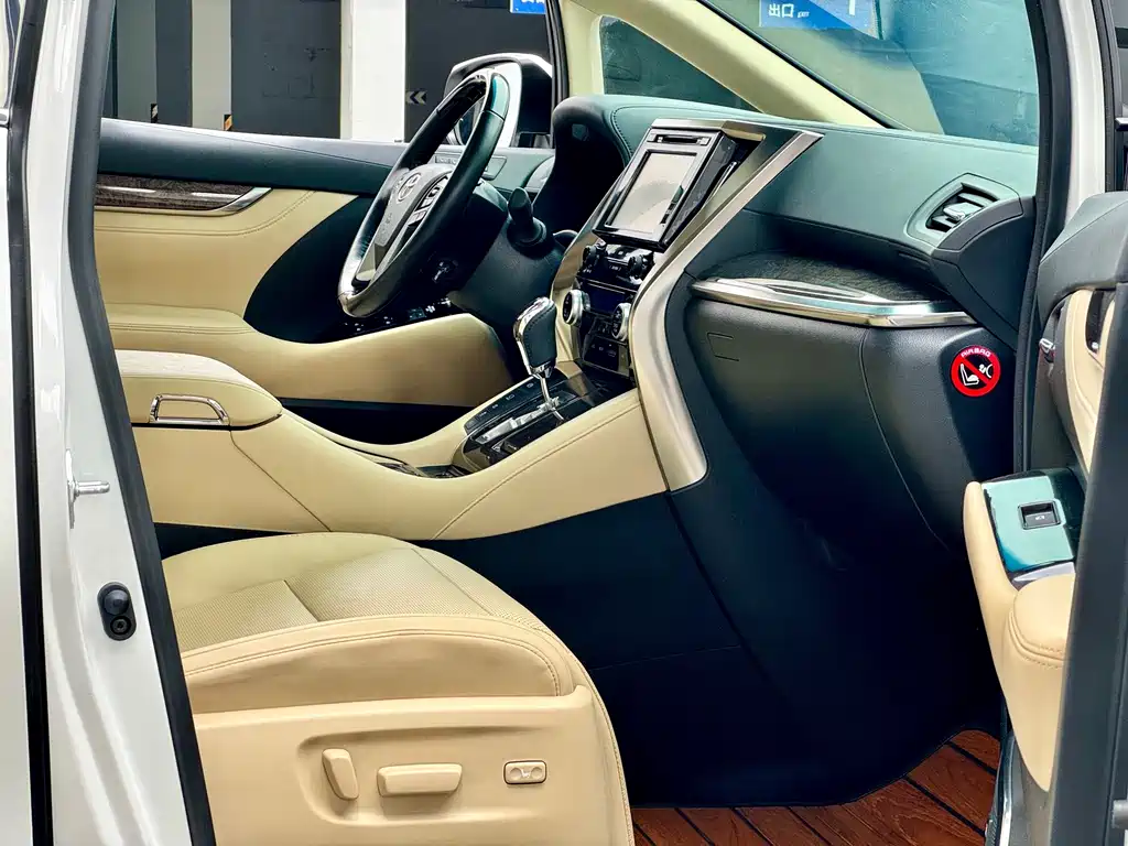 Toyota Alphard — фото 7